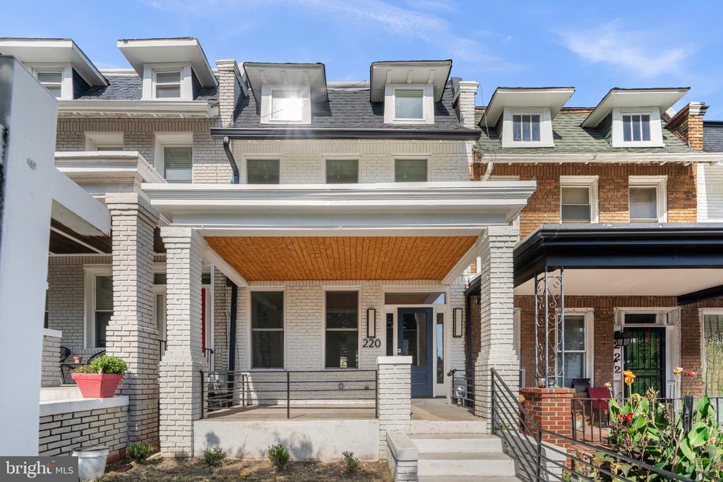 220 V STREET NE