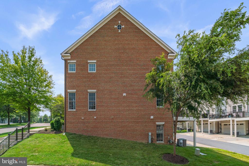823 HERMAN WAY