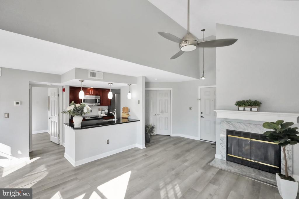 921 Hillside Lake Ter #306
