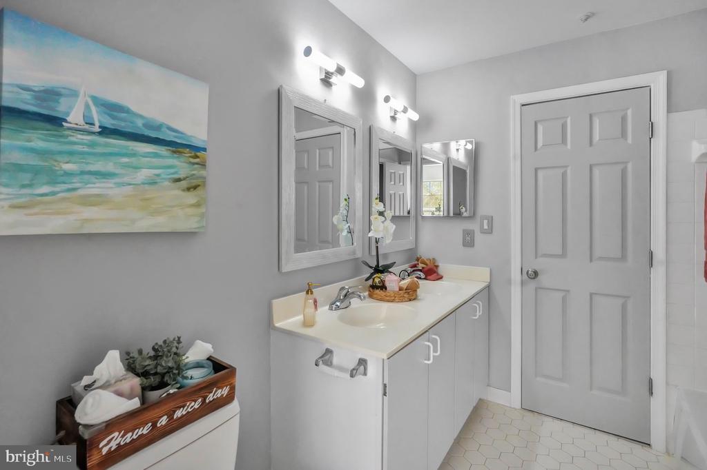 921 Hillside Lake Ter #306