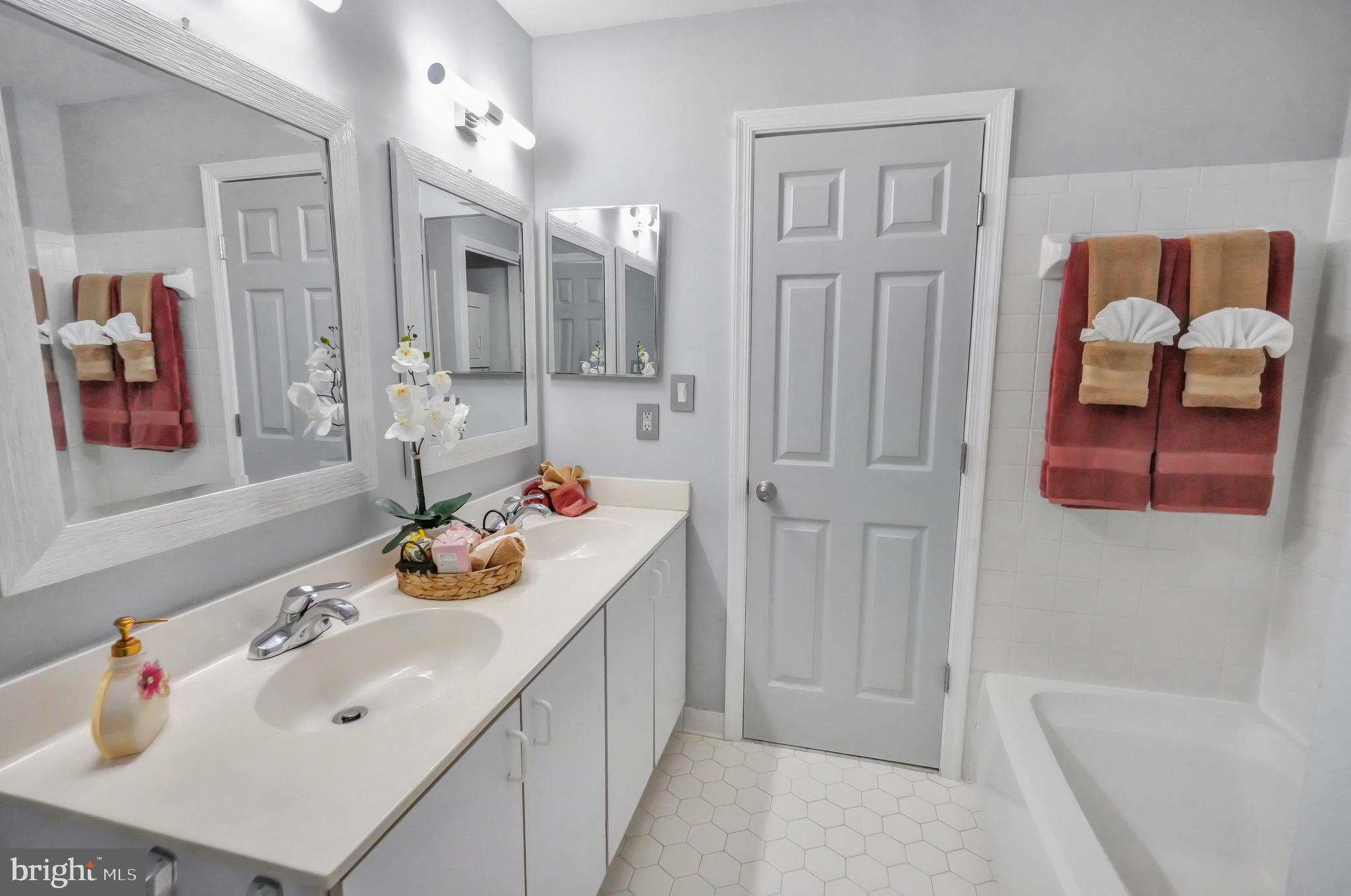 921 Hillside Lake Ter #306