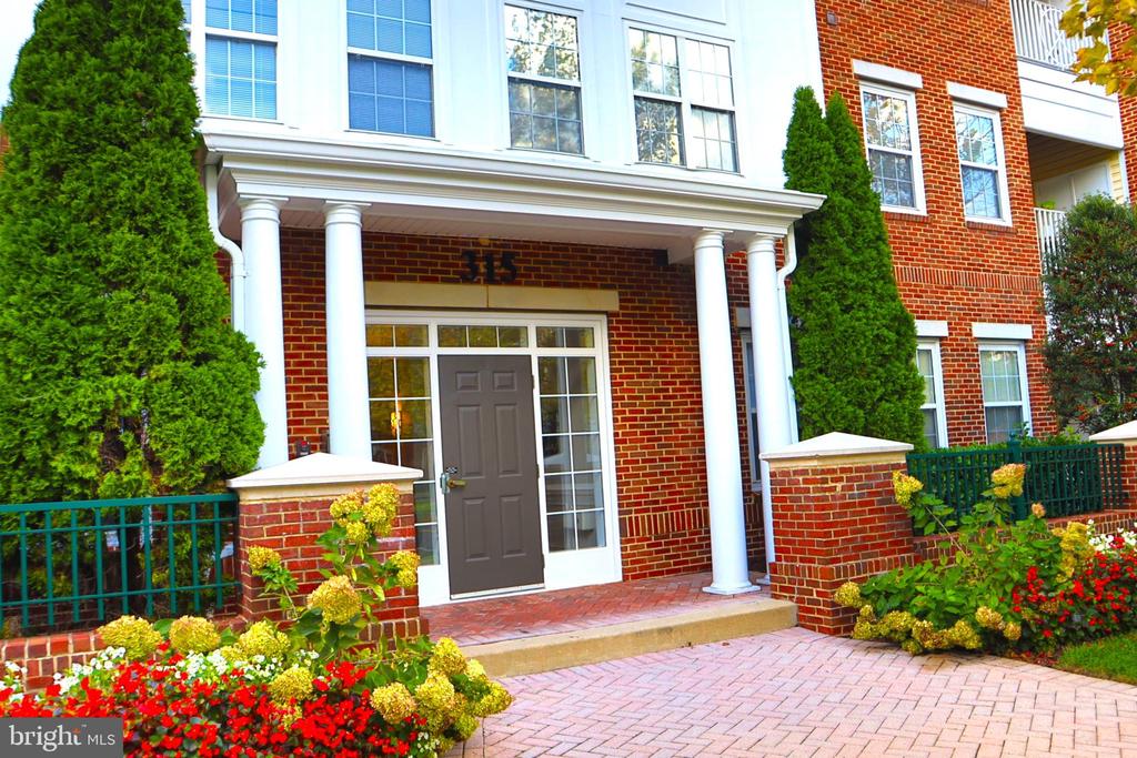 315 King Farm Blvd #302