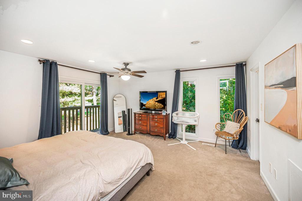 2215 GLENCOURSE LANE
