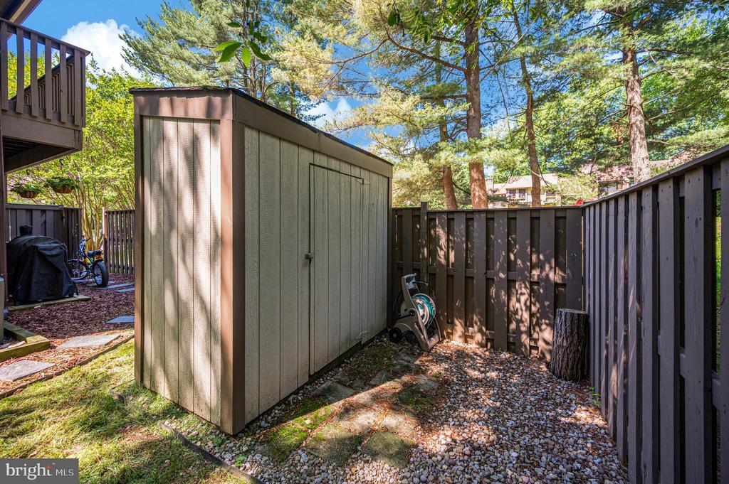 2215 GLENCOURSE LANE