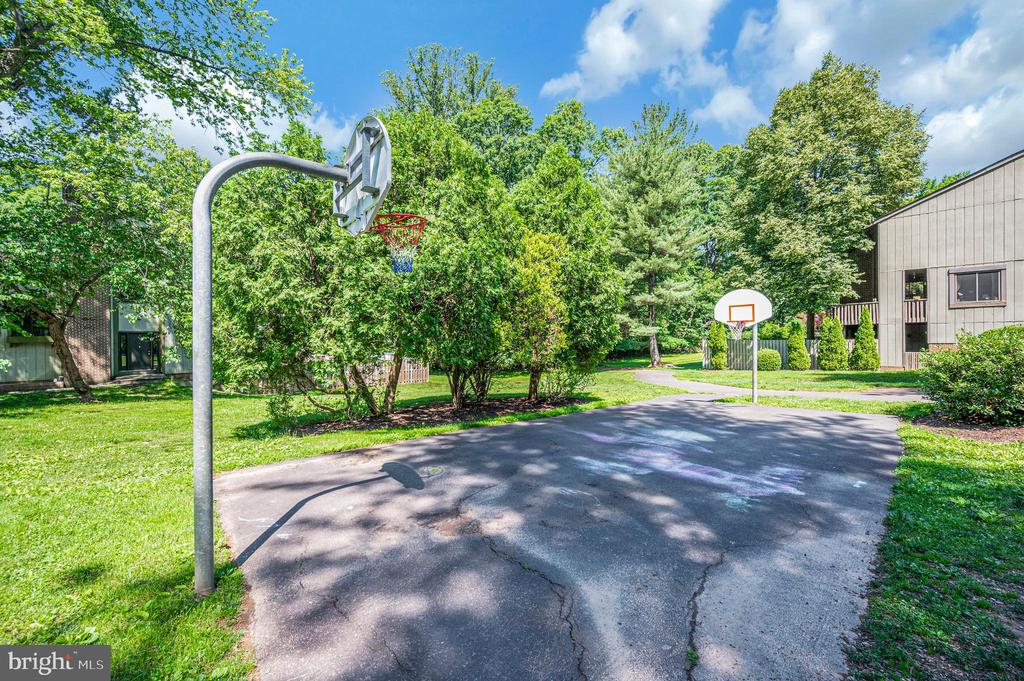 2215 GLENCOURSE LANE