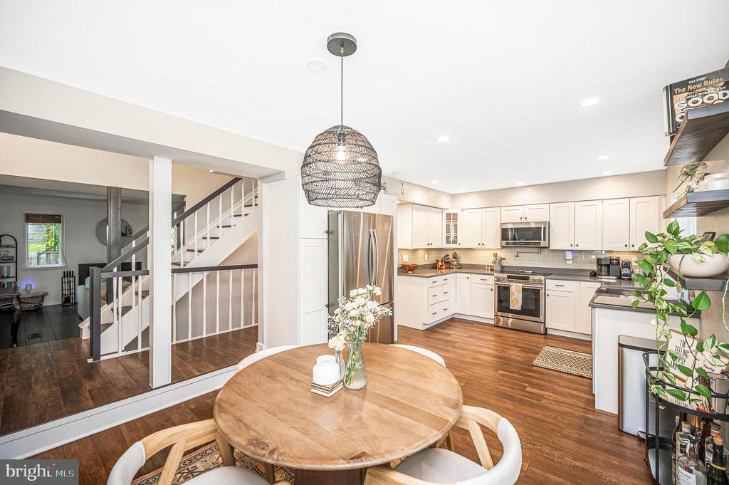 2215 GLENCOURSE LANE