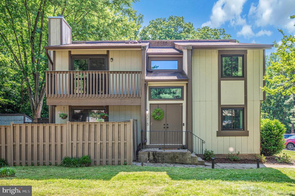 2215 GLENCOURSE LANE