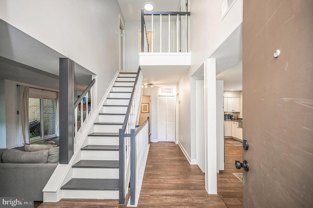2215 GLENCOURSE LANE