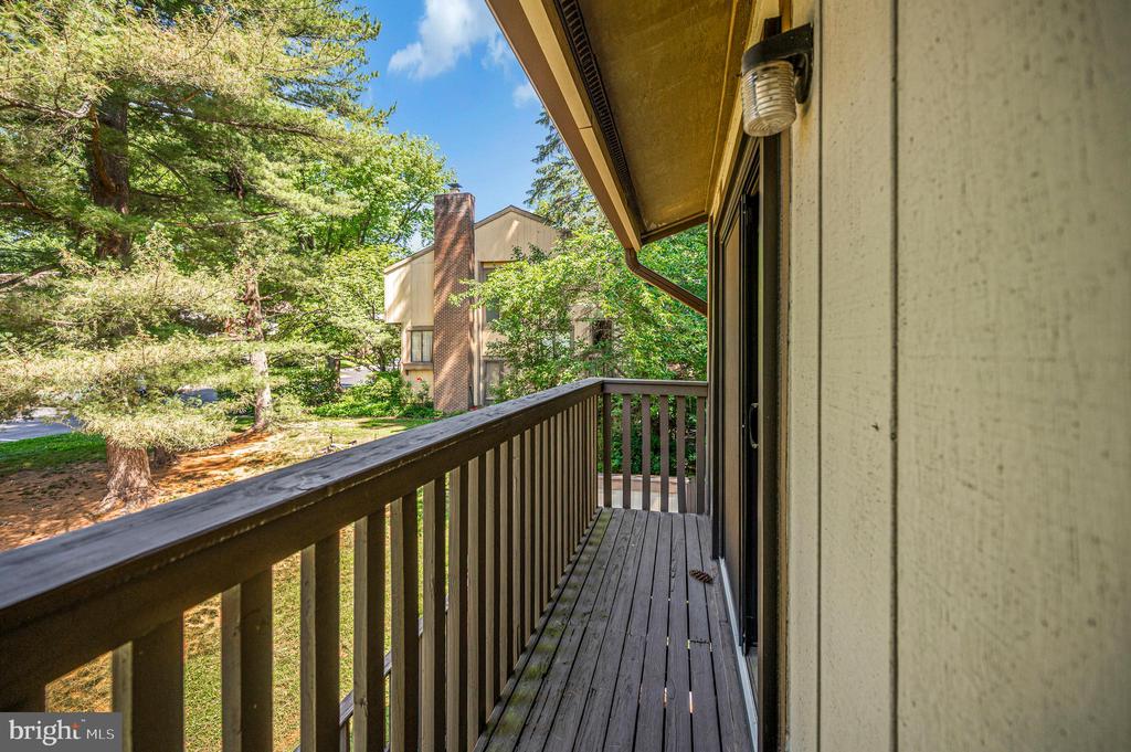2215 GLENCOURSE LANE