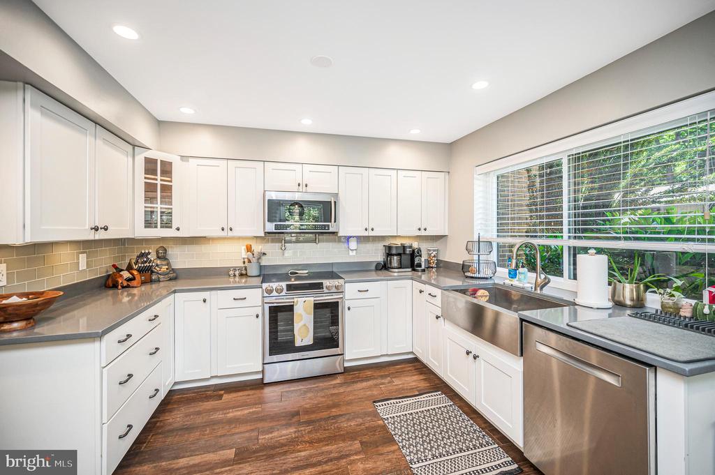 2215 GLENCOURSE LANE