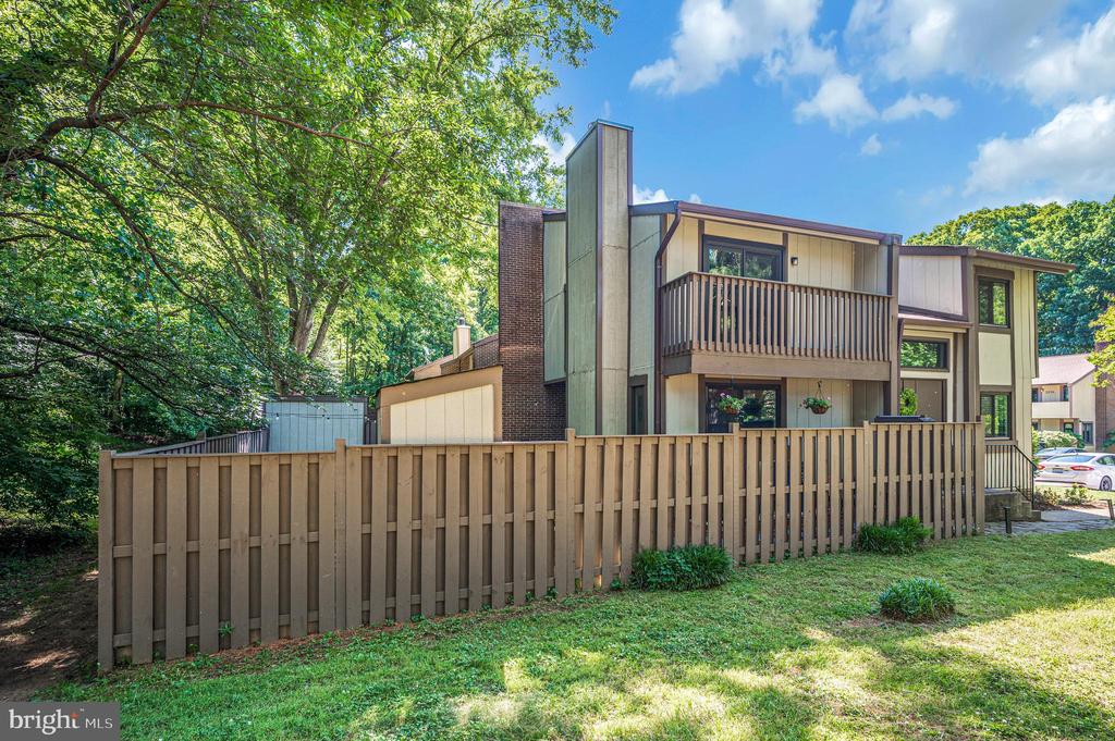 2215 GLENCOURSE LANE
