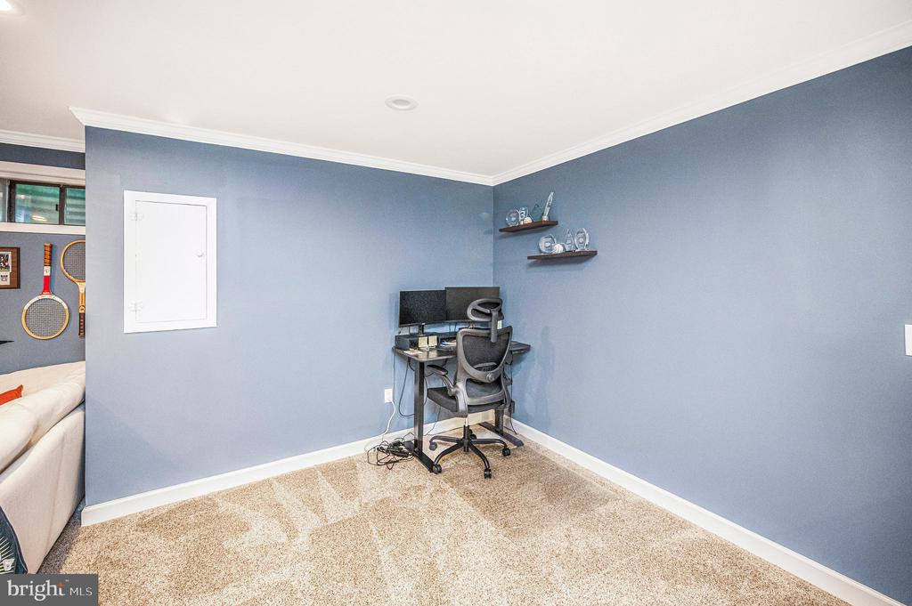2215 GLENCOURSE LANE
