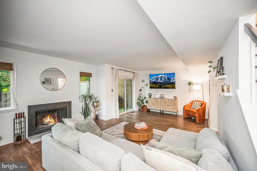 2215 GLENCOURSE LANE