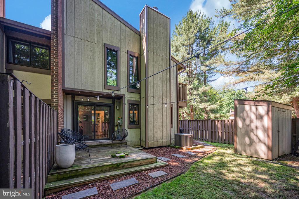 2215 GLENCOURSE LANE