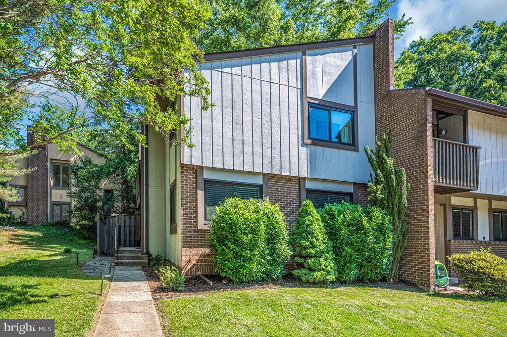 2215 GLENCOURSE LANE