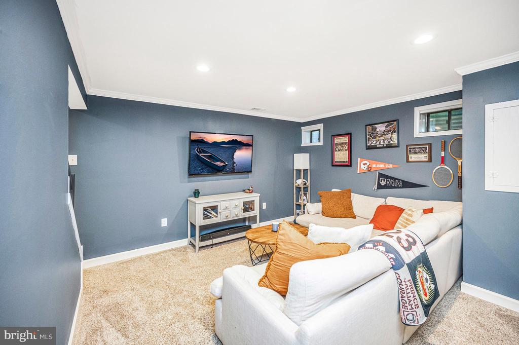 2215 GLENCOURSE LANE