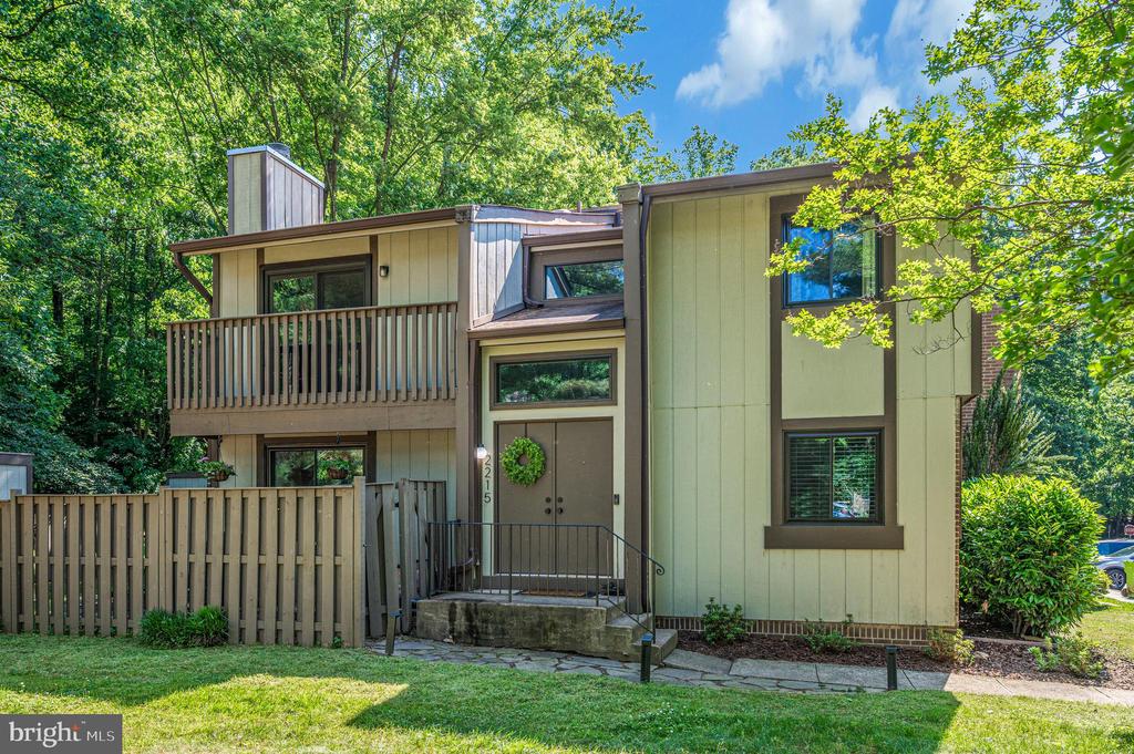 2215 GLENCOURSE LANE