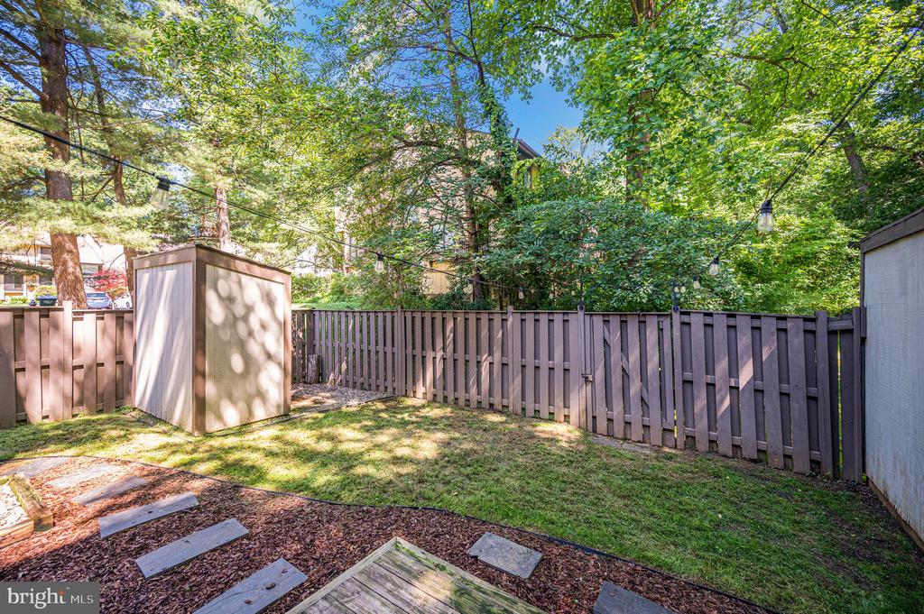 2215 GLENCOURSE LANE