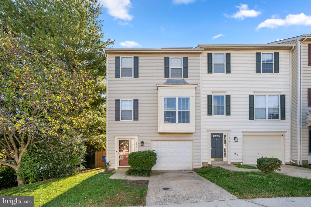 285 GOLDEN LARCH TERRACE NE