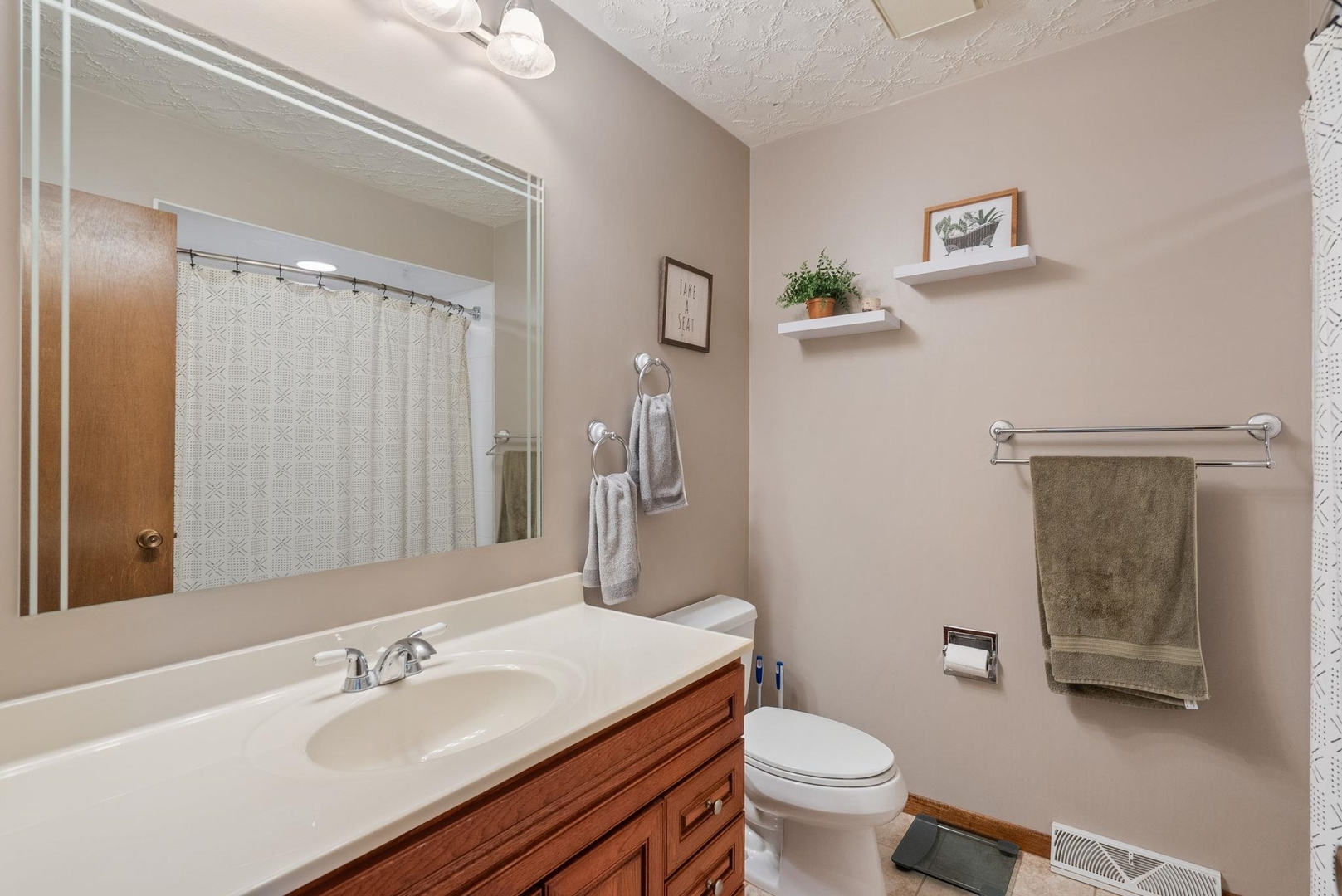 2615 E 28th Court
