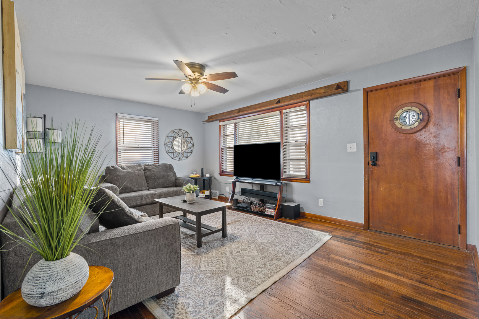 1910 W Pleasant Street