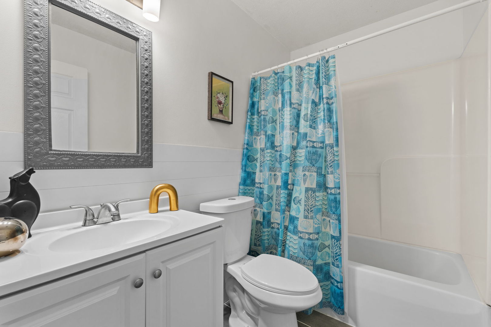 4023 LILLIE Avenue Unit: 305