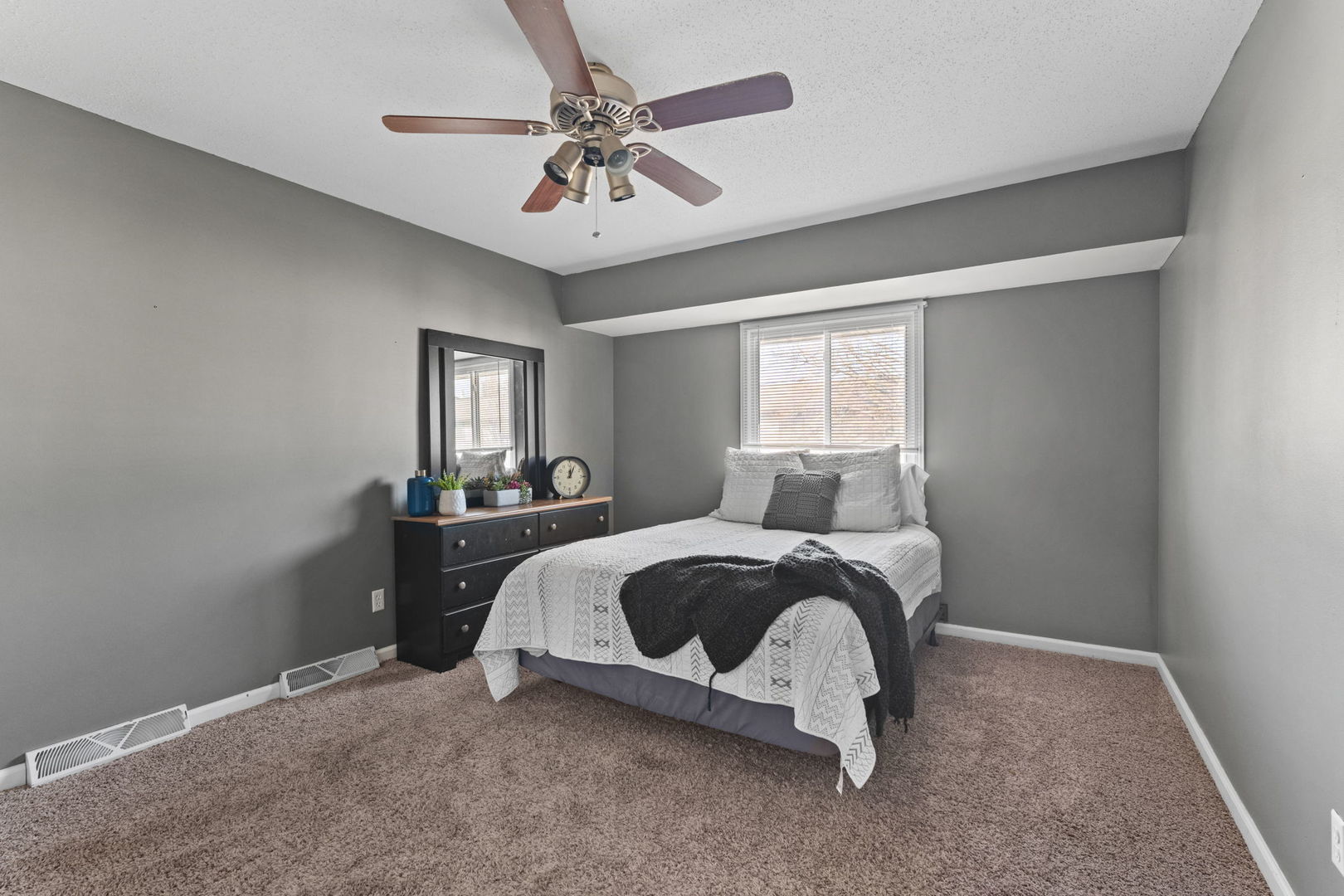 4023 LILLIE Avenue Unit: 305