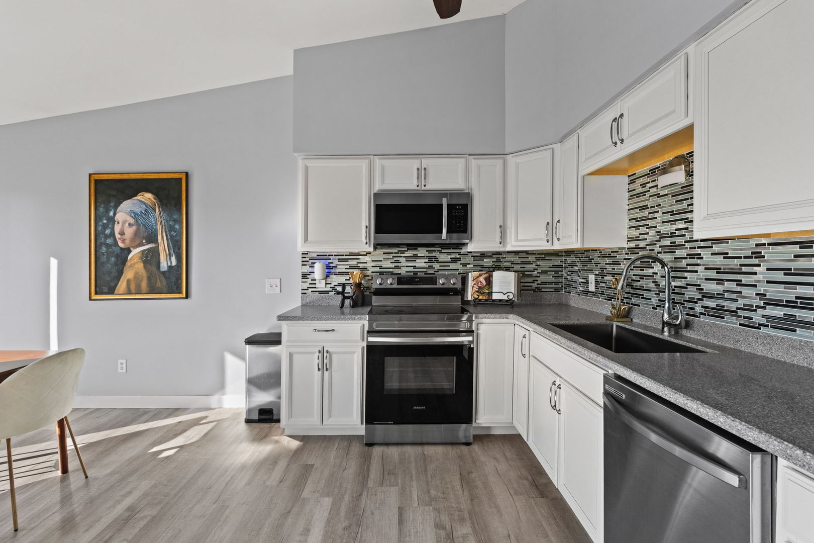 4023 LILLIE Avenue Unit: 305
