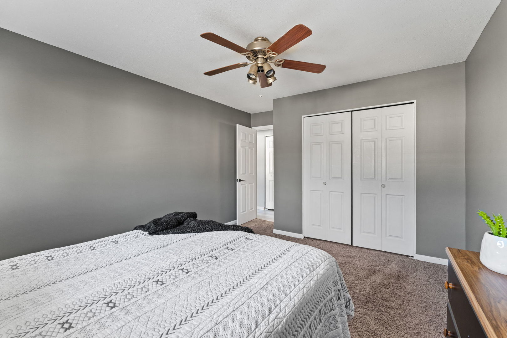 4023 LILLIE Avenue Unit: 305