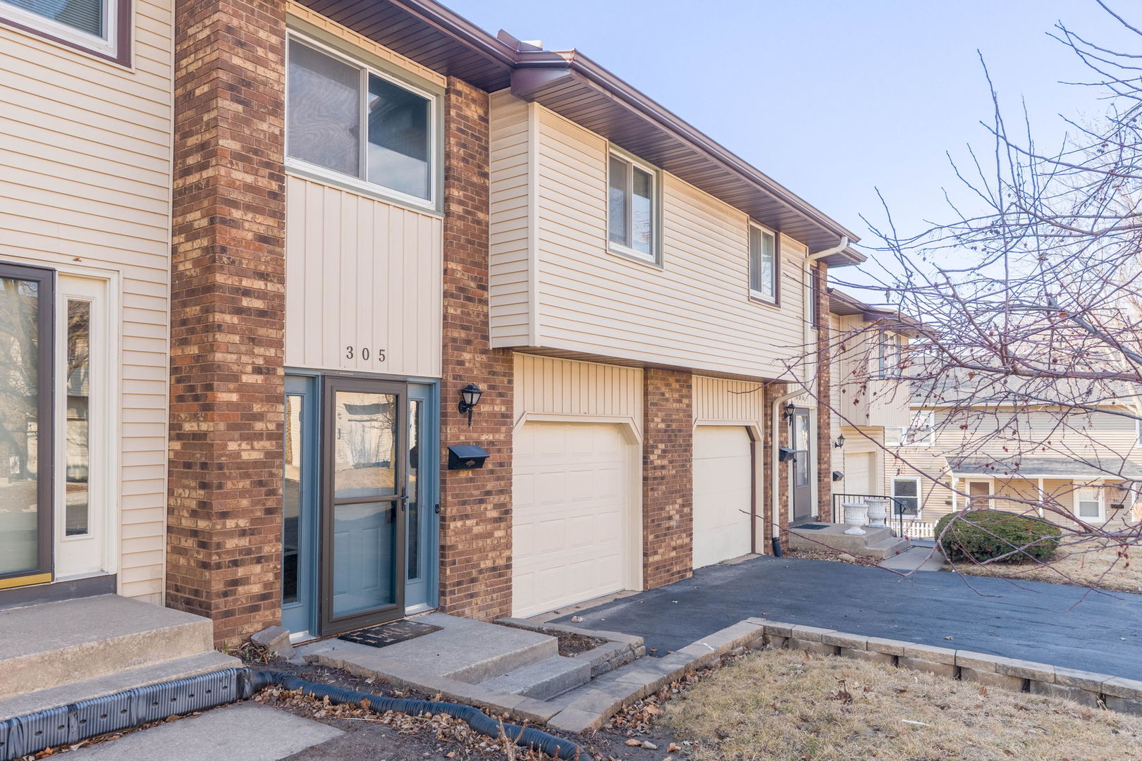 4023 LILLIE Avenue Unit: 305