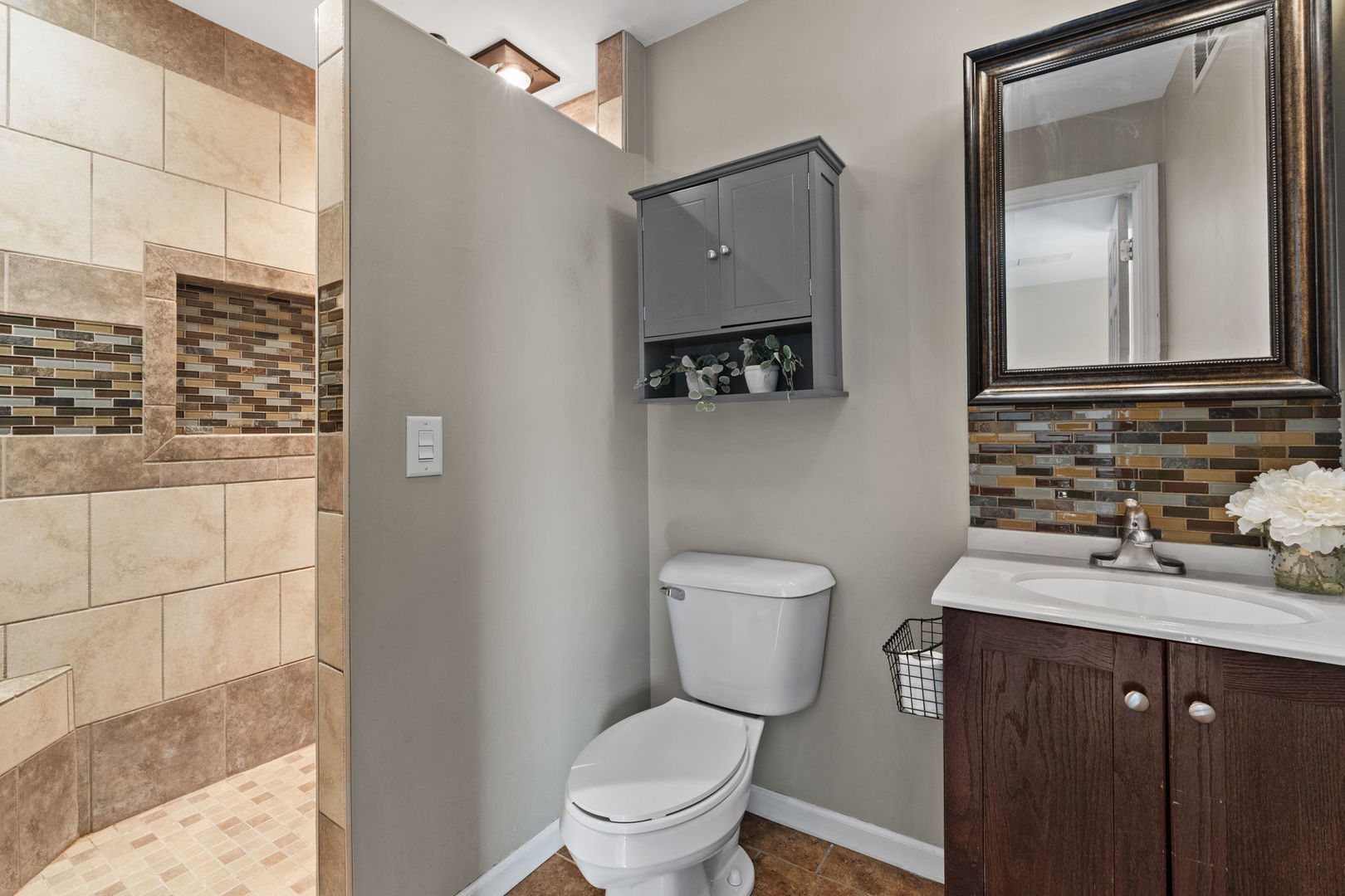 4023 LILLIE Avenue Unit: 305