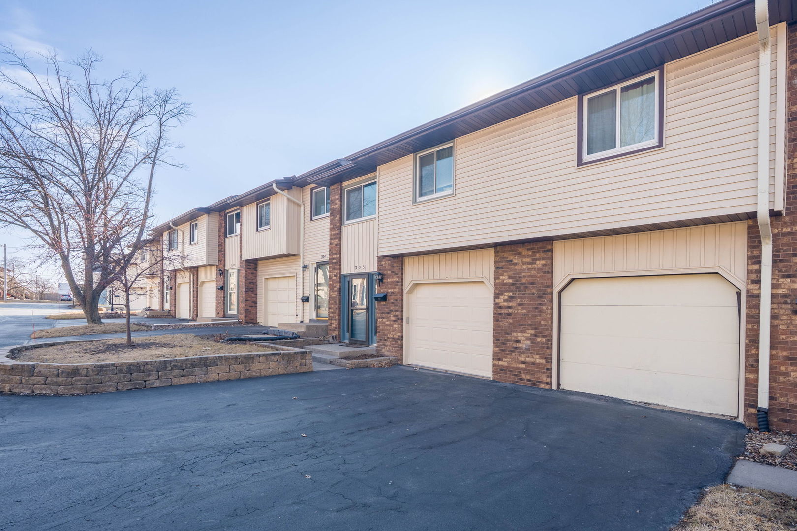4023 LILLIE Avenue Unit: 305