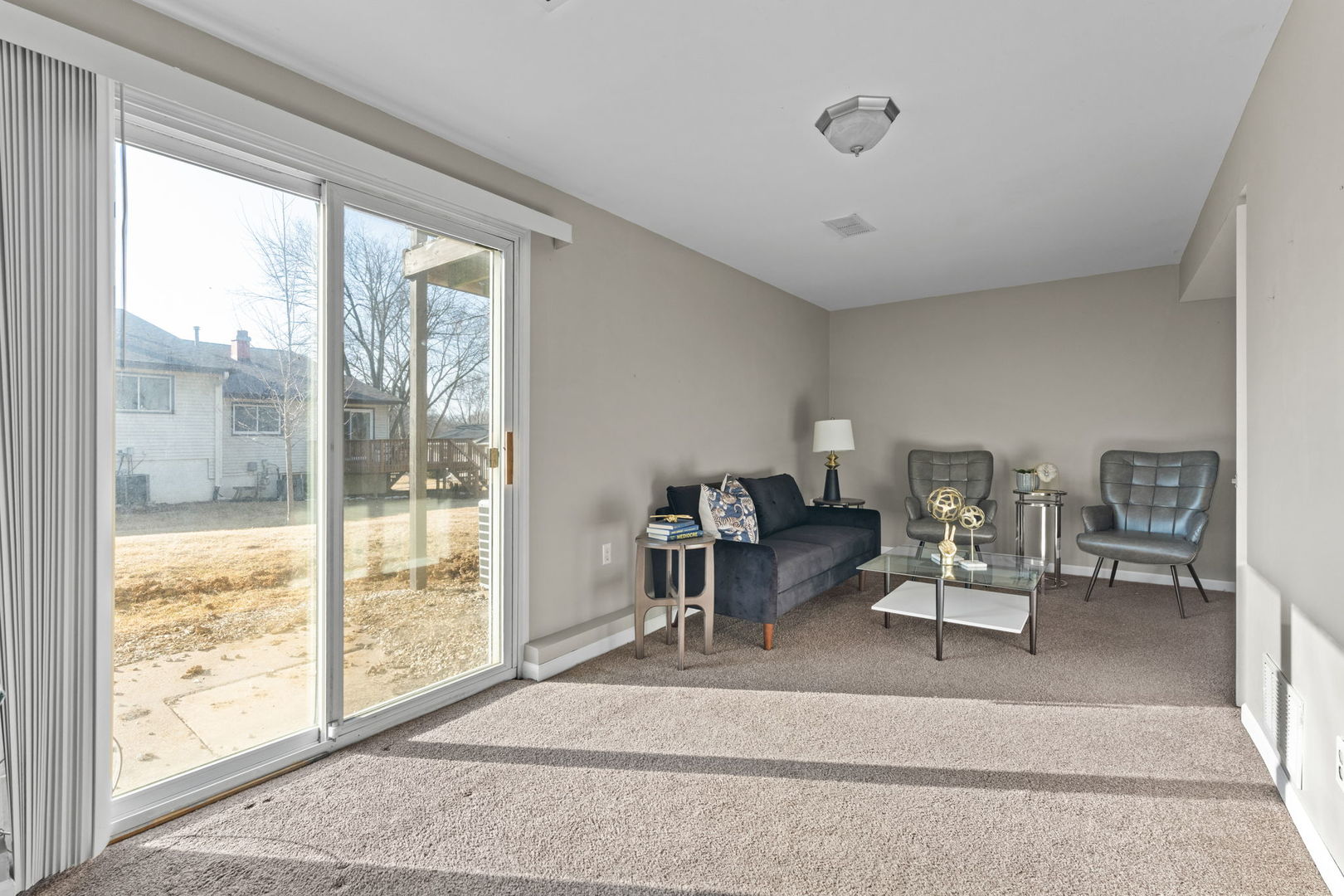 4023 LILLIE Avenue Unit: 305