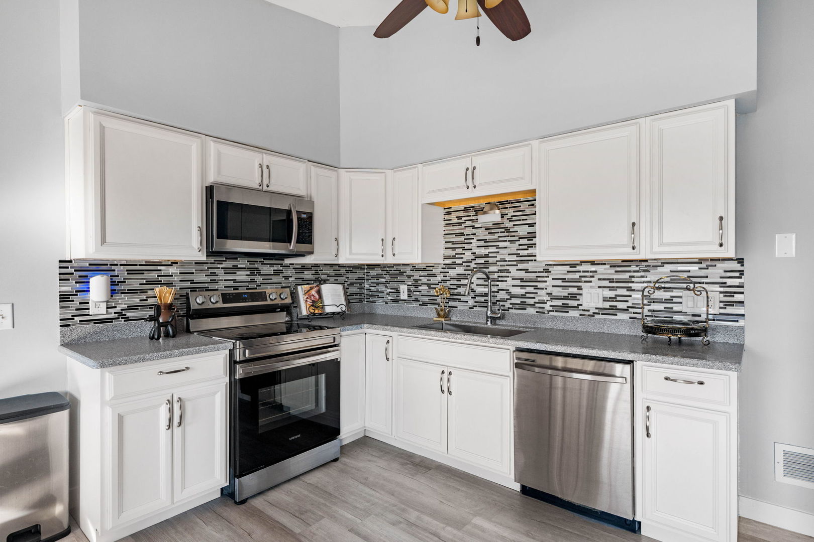 4023 LILLIE Avenue Unit: 305