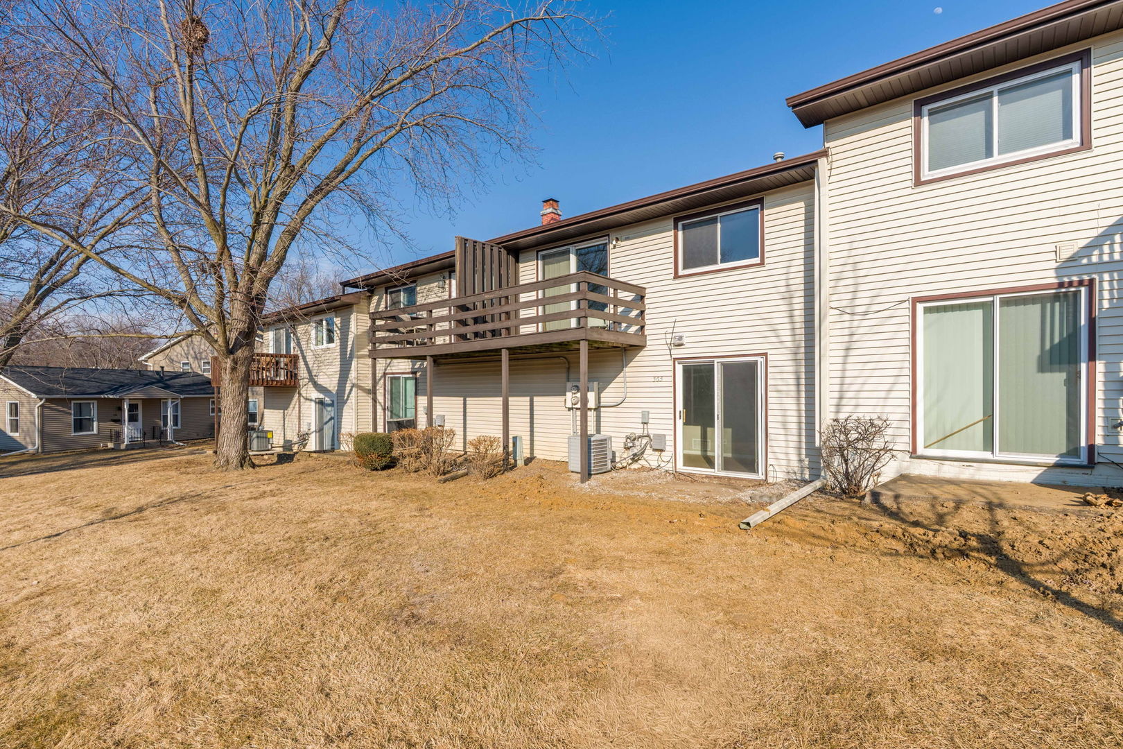 4023 LILLIE Avenue Unit: 305