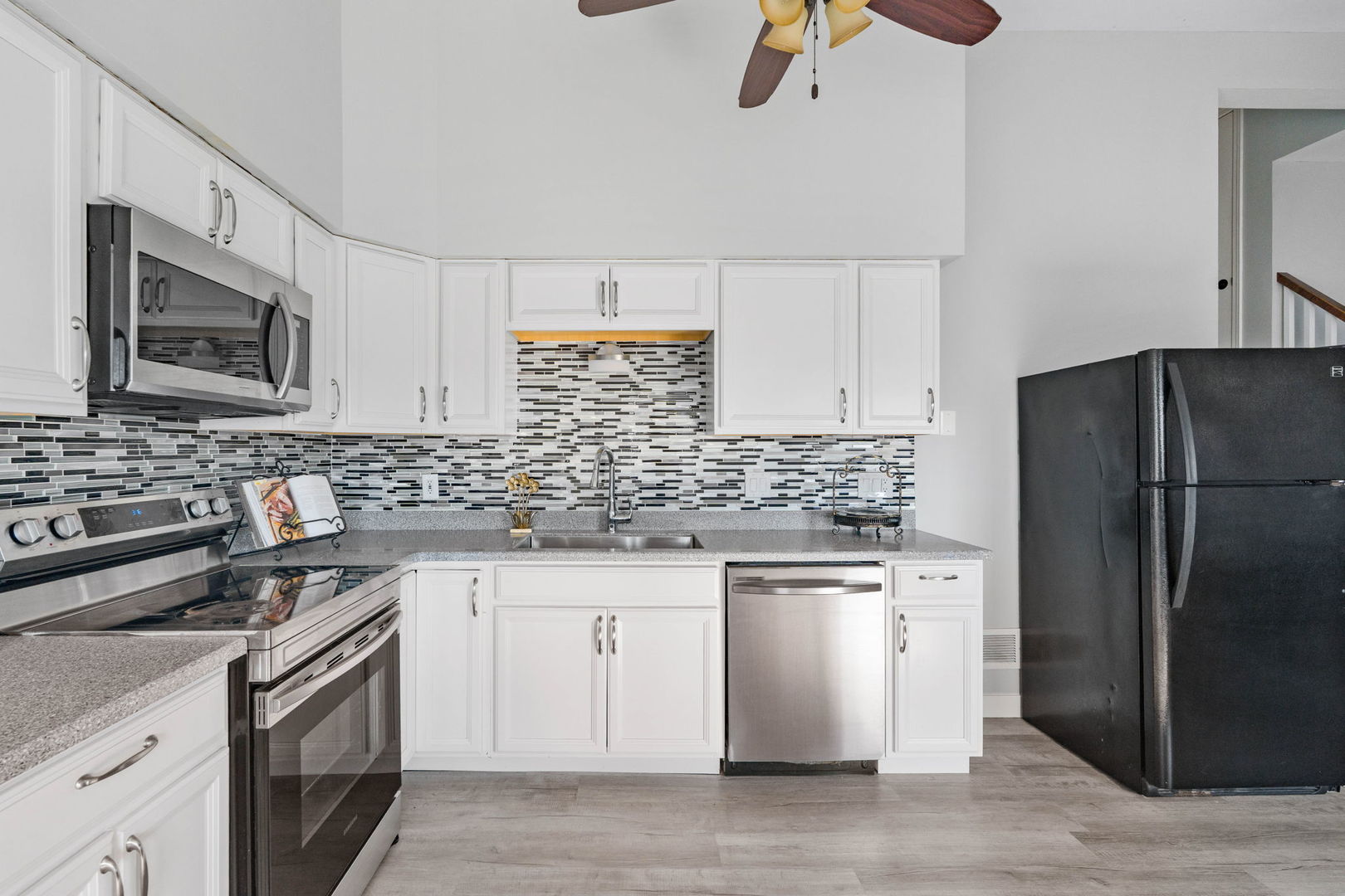 4023 LILLIE Avenue Unit: 305
