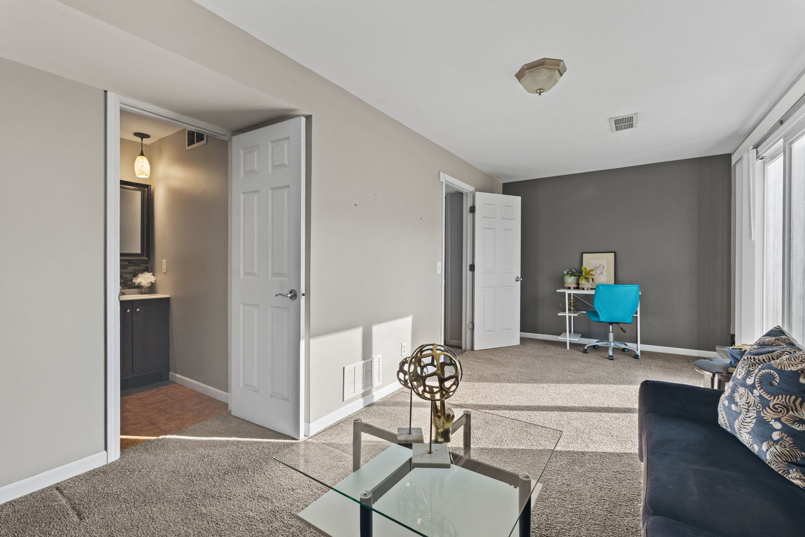 4023 LILLIE Avenue Unit: 305