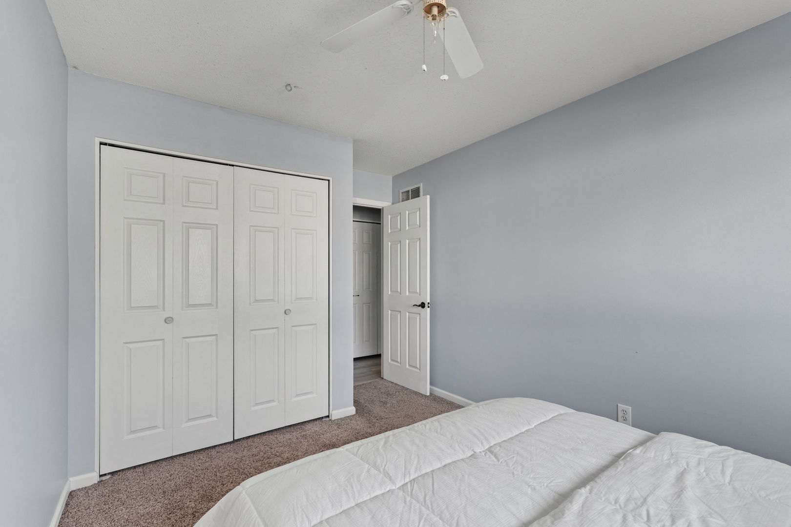 4023 LILLIE Avenue Unit: 305