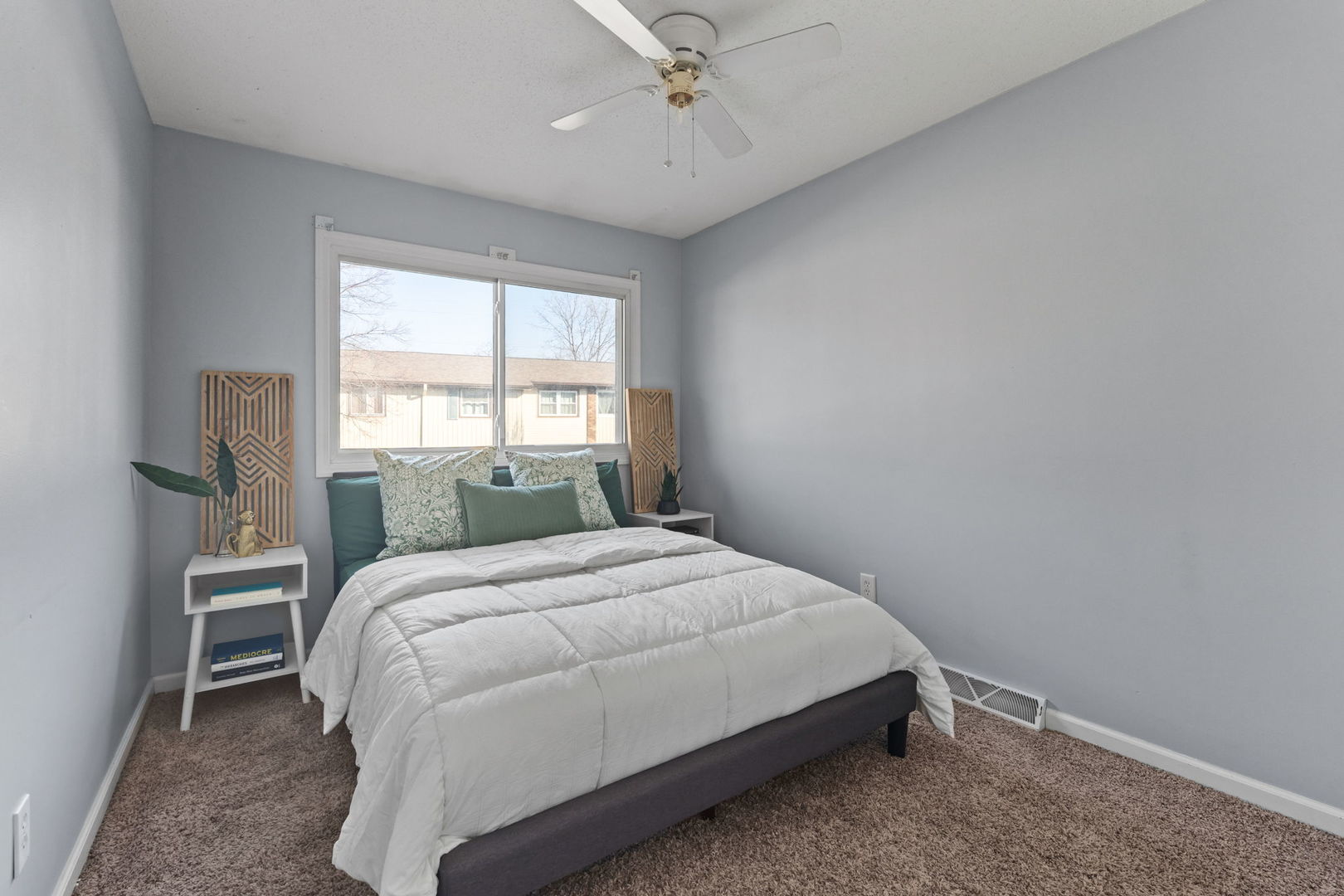 4023 LILLIE Avenue Unit: 305
