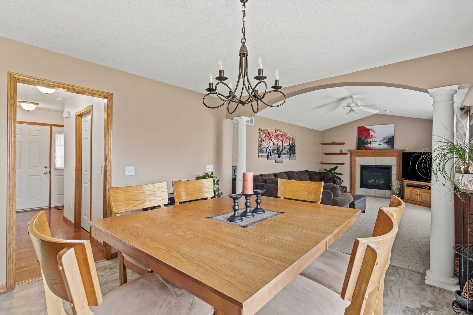 702 N Meadows Court