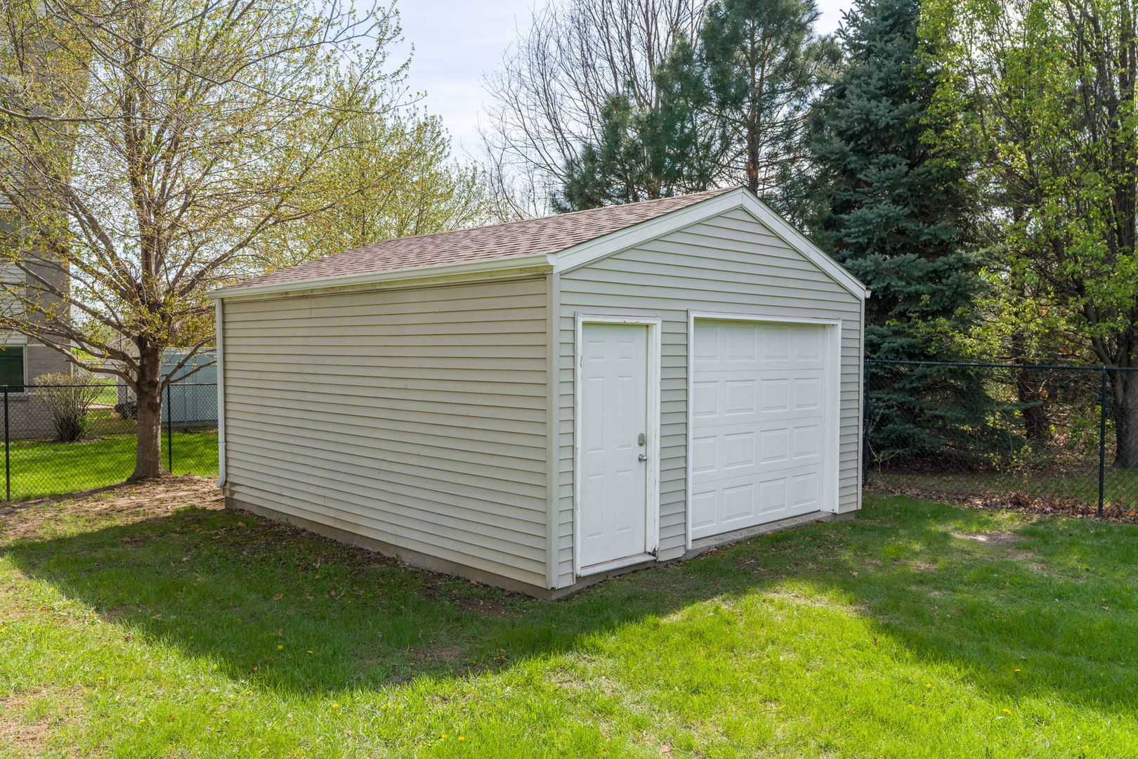 702 N Meadows Court