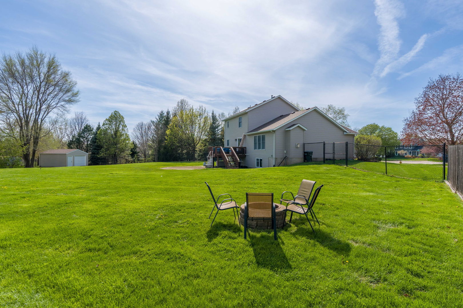702 N Meadows Court