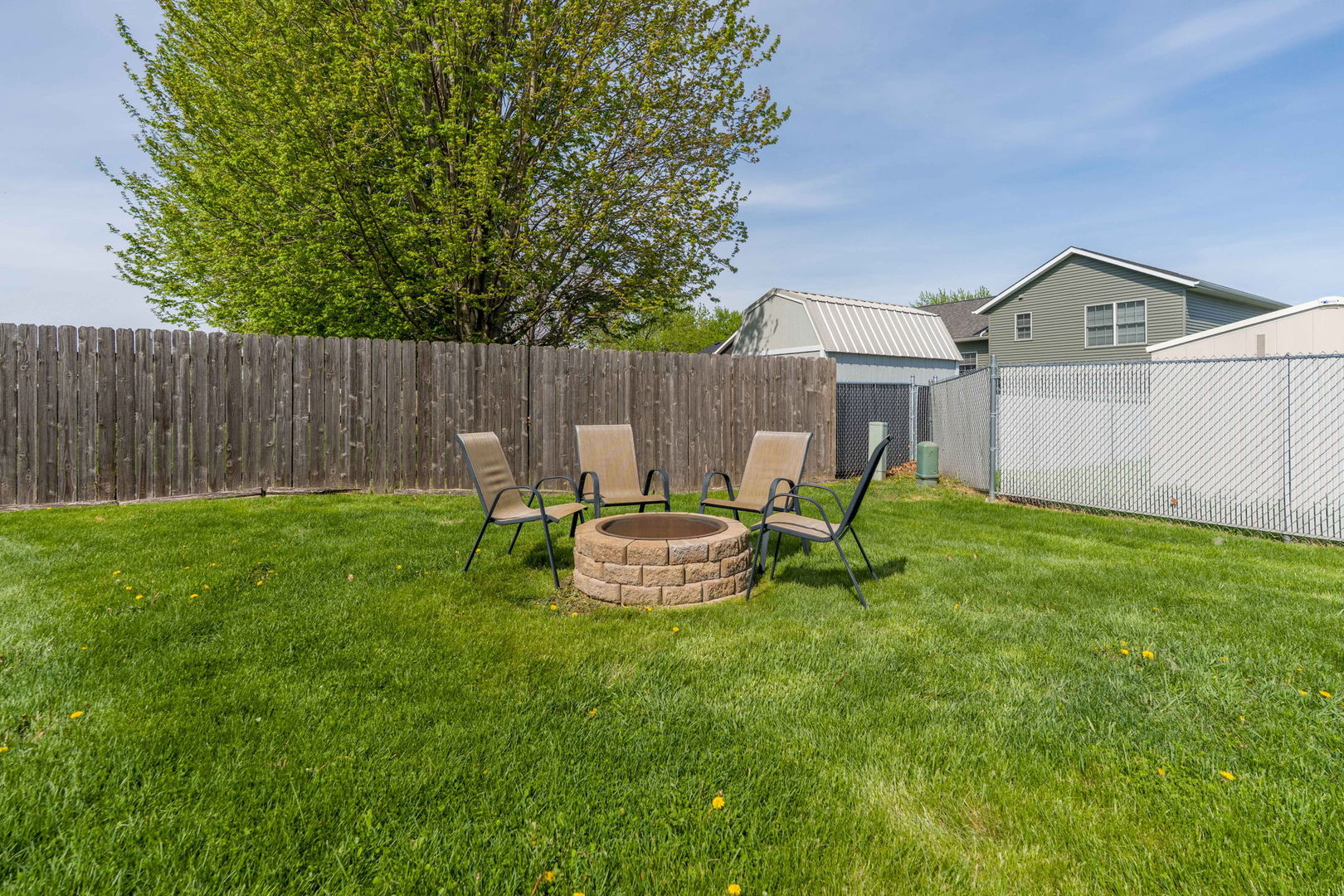 702 N Meadows Court