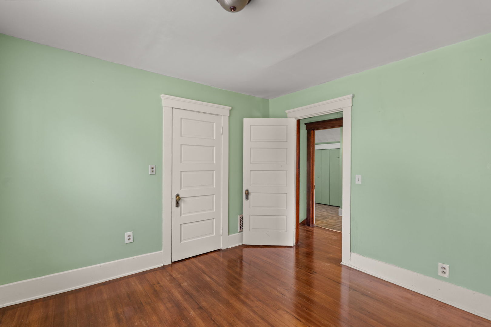 1121 W 15th Street