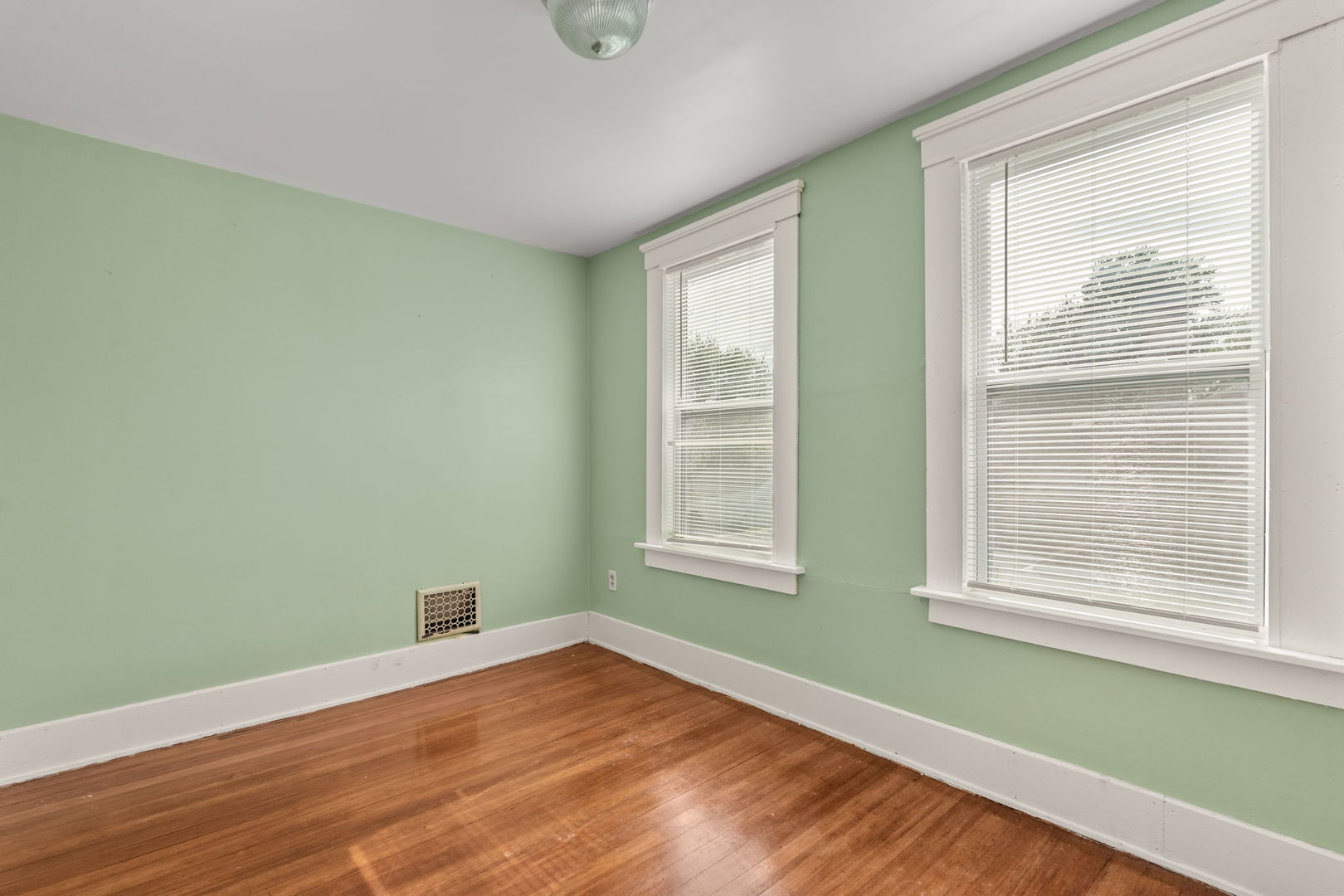 1121 W 15th Street