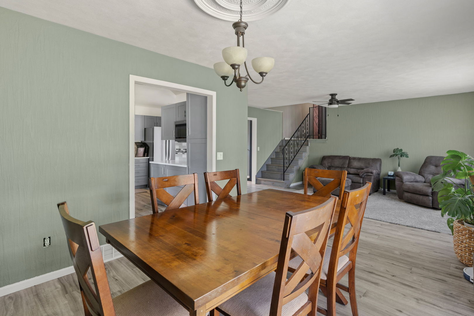 25 WOODCREST Drive