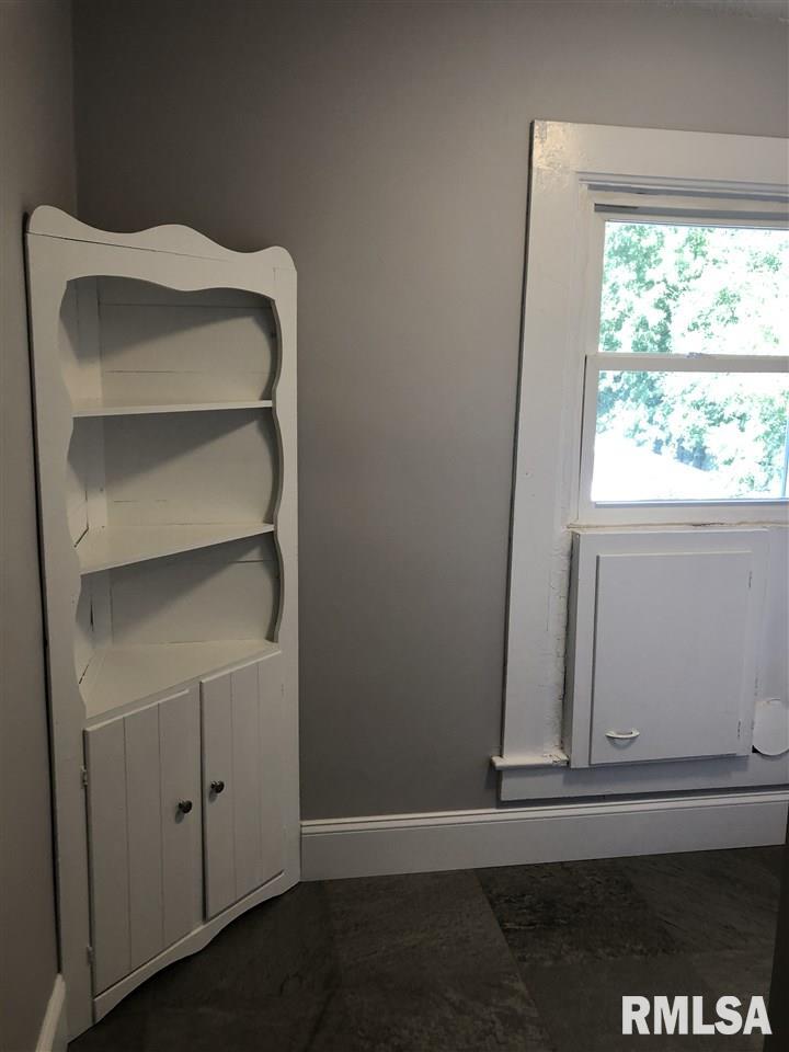 224 W HIGH Street