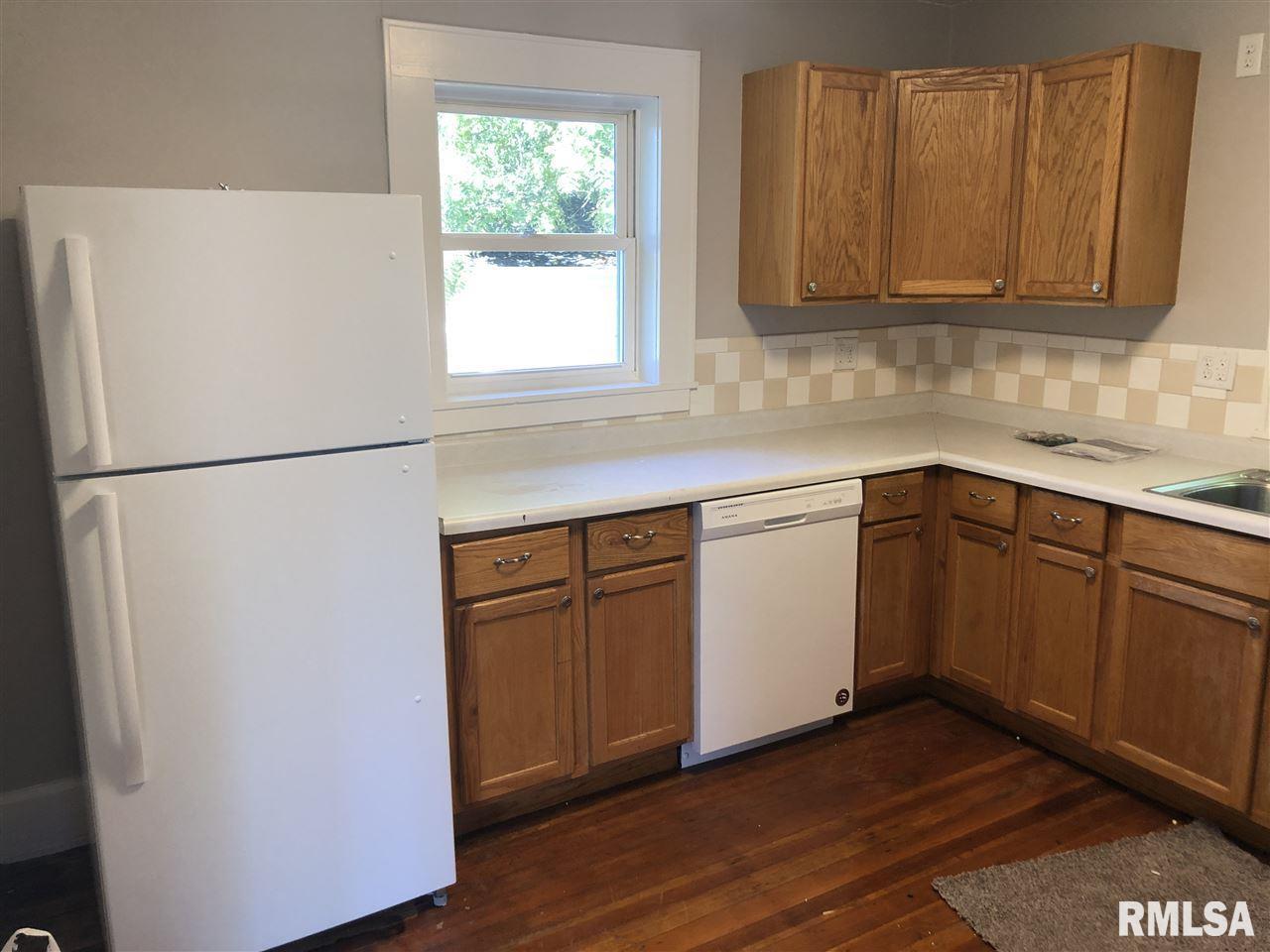 224 W HIGH Street