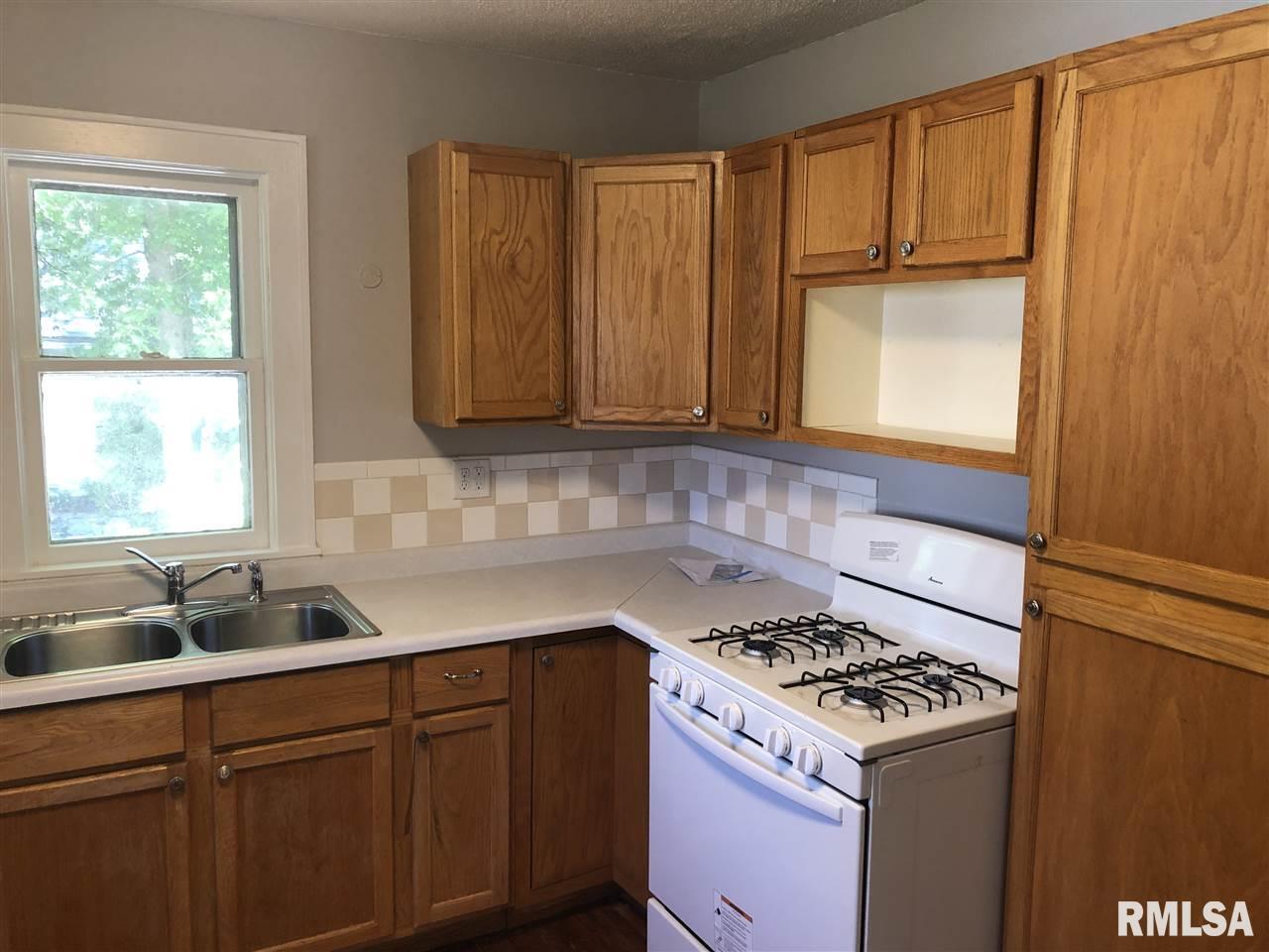 224 W HIGH Street