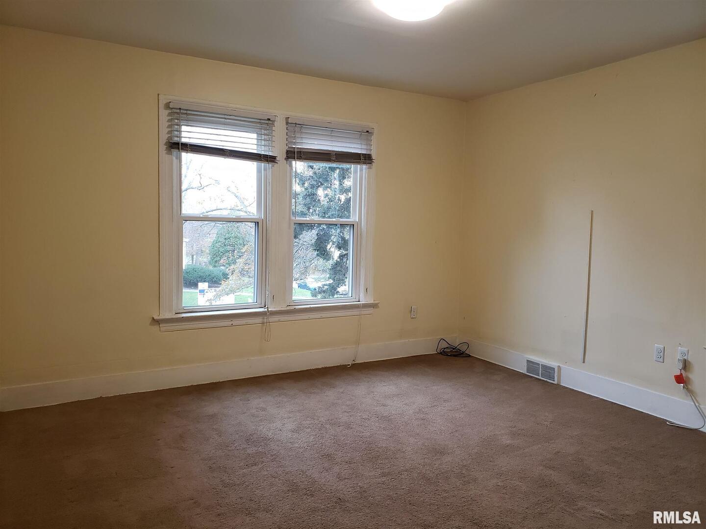 910 E LOCUST Street Unit: 4